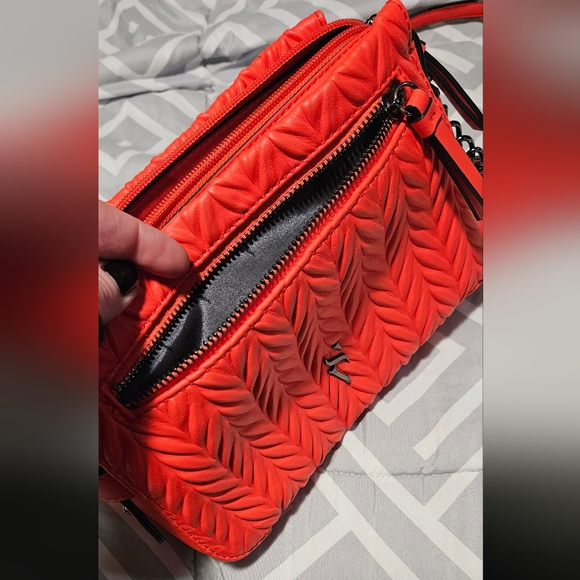 Vera Wang Faux Leather crossbody purse - Picture 5 of 8